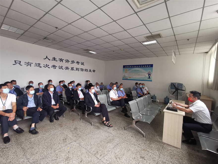 落實(shí)主體責(zé)任，推動(dòng)安全發(fā)展_副本