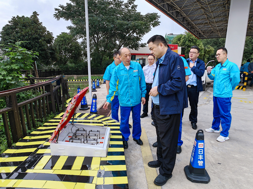 圖1：集團(tuán)黨委書(shū)記、董事長(zhǎng)肖林督導(dǎo)加油站安全工作
