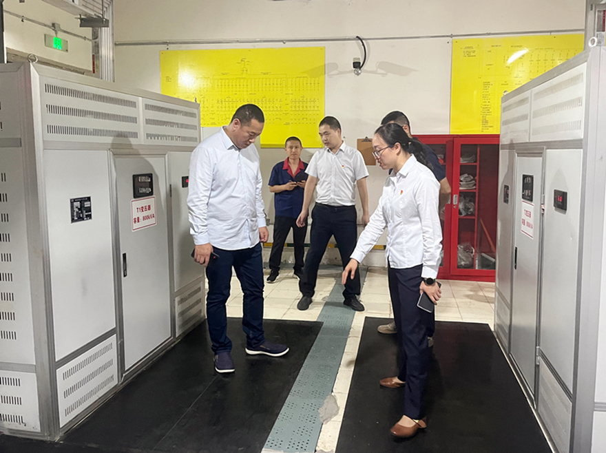 圖2：集團(tuán)黨委副書(shū)記、總經(jīng)理孫瑞云督導(dǎo)建設(shè)大廈變配電室安全