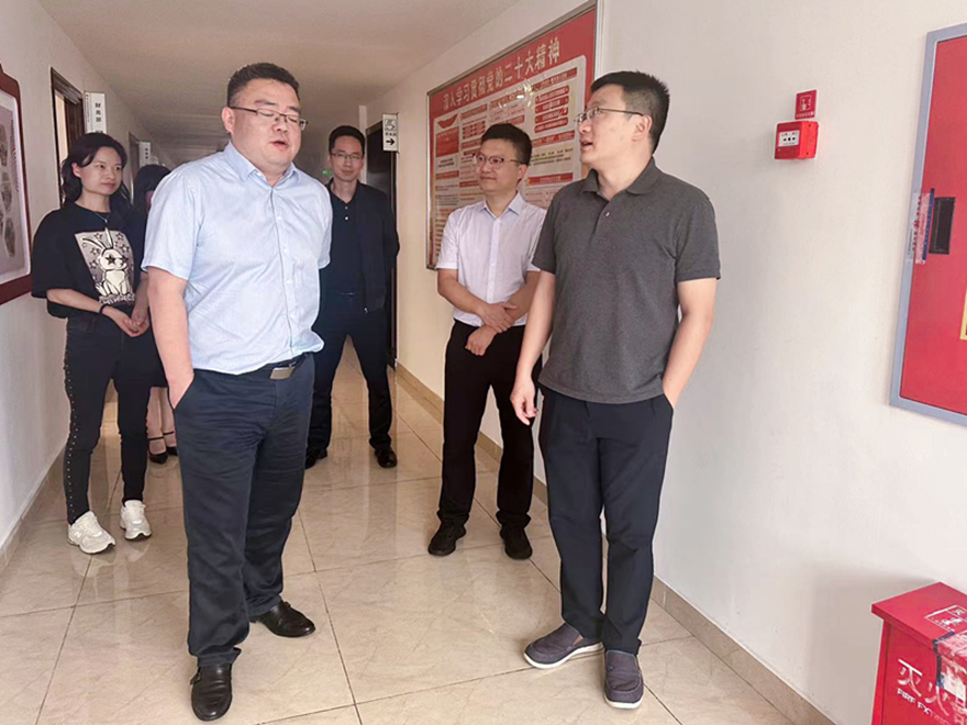 圖5：集團(tuán)總會(huì)計(jì)師齊飛、副總經(jīng)理馬江水督導(dǎo)辦公區(qū)域消防安全