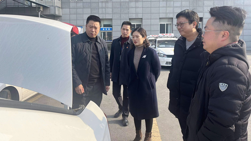 圖三：集團(tuán)黨委委員、副總經(jīng)理賀維維督導(dǎo)綿實(shí)股份安全工作