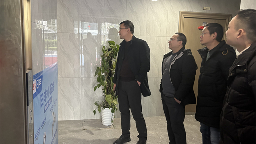 圖四：集團(tuán)黨委委員、副總經(jīng)理余佰宣督導(dǎo)綿投置地安全工作