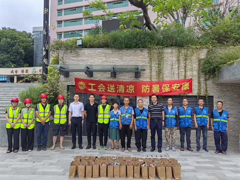 集團副總經(jīng)理余佰宣慰問停車公司